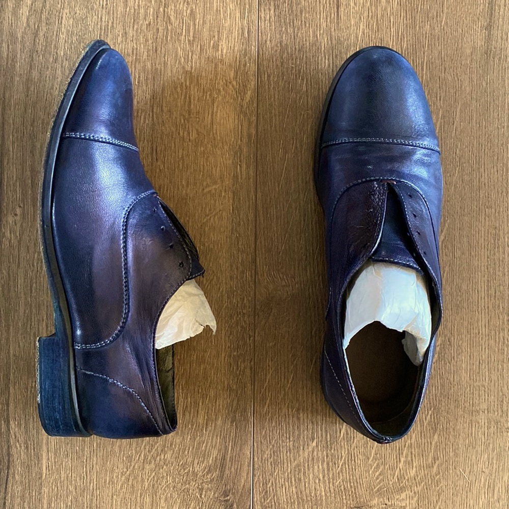 Vero Cuoio Women’s navy leather laceless loafers size 8